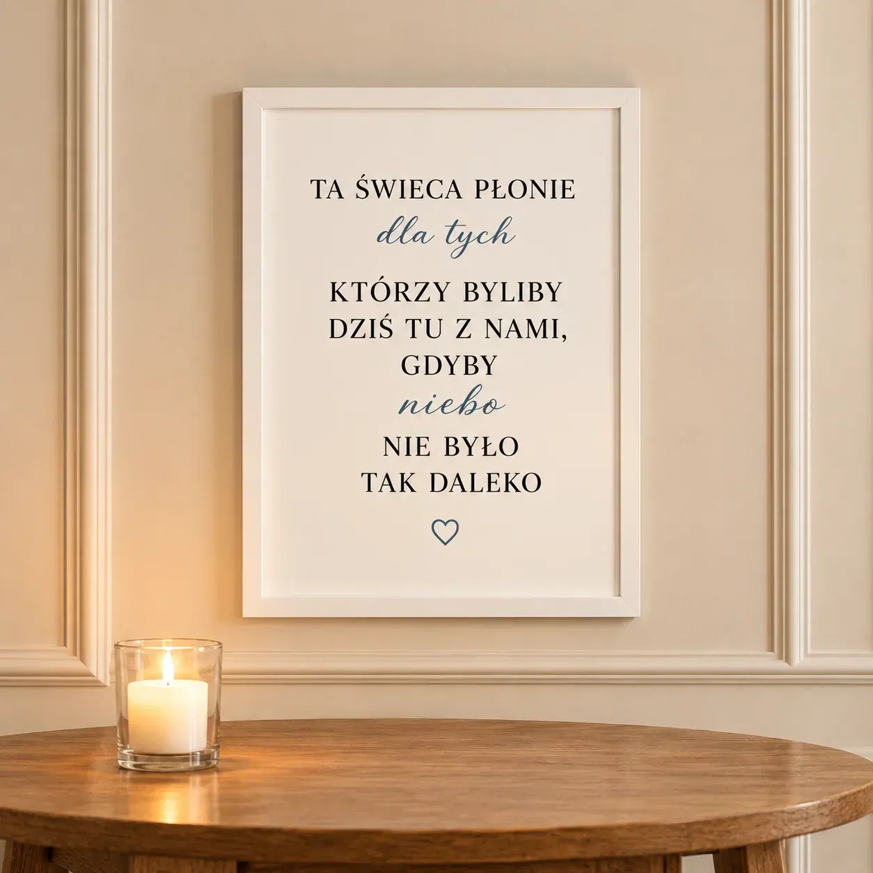 Plakat w ramce na tle kremowej ściany, ze świecą i stołem